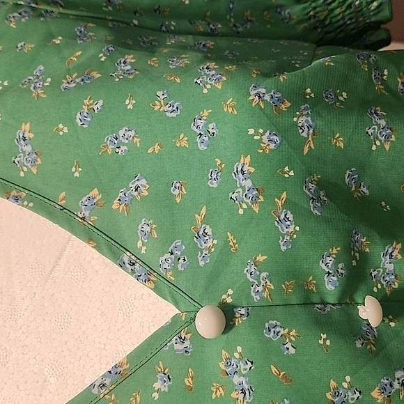 Bright green blouse - Picture 2 of 6